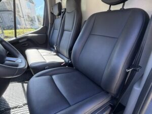 Förarhytt Renault Master 2021 – skinnstolar, navigation och panoramatakfönster