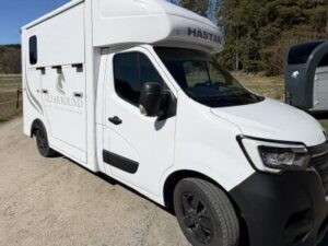 Clear Round Ultralätt Stuteri hästlastbil 2021 – Renault Master med fiberkomposit hästdel