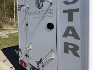 Baksida Clear Round hästlastbil med uppbindningsöglor