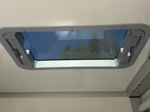 Öppningsbart panoramatakfönster i Clear Round hästlastbil – extra ventilation