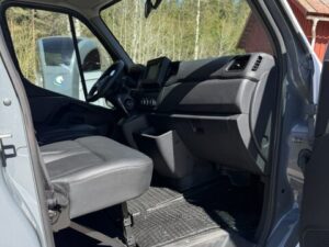 Förarhytt Renault Master 2021 – skinnstolar, navigation och panoramatakfönster